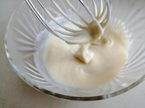 把牛奶迅速倒入面粉糊里，一边倒一边搅拌，拌成浓稠的糊状。如果使用的是低筋面粉，拌好的面糊很稀，就需要重新用奶锅加热至浓稠状再用