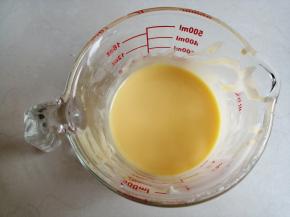 待放凉后，把蛋黄倒入，拌成稀糊状