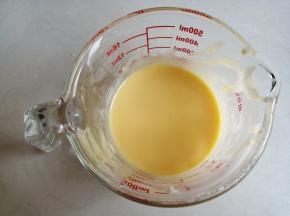 待放凉后，把蛋黄倒入，拌成稀糊状