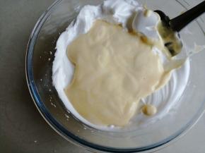 倒回剩余的蛋白霜里，用同样的手法拌均匀