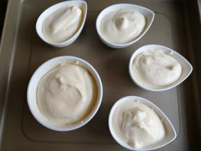 把拌好的蛋糕糊舀入烤碗里，装9分满