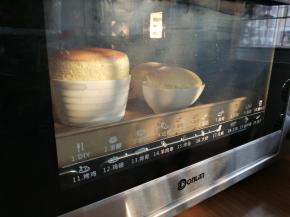 放入已经提前预热到180度的东菱K40C烤箱最下面一层，烘烤20分钟左右，实际烘烤温度要根据自家烤箱脾气而定