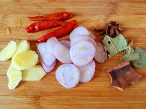 毛葱和生姜切片