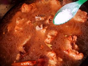 放盐调味，大火烧开转中火炖30分钟