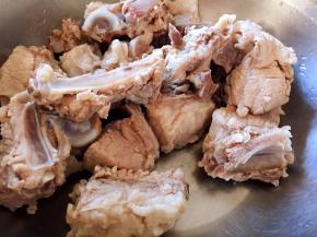 排骨焯水后捞出洗净沥干水分