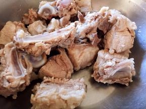 排骨焯水后捞出洗净沥干水分