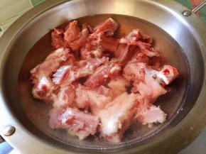 排骨剁小块，洗净，凉水下锅，焯水去血沫