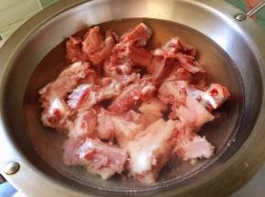 排骨剁小块，洗净，凉水下锅，焯水去血沫