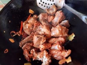 翻炒片刻