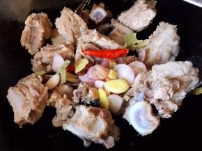 放入配料翻炒片刻