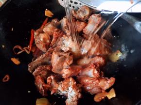 倒入清水，没过排骨