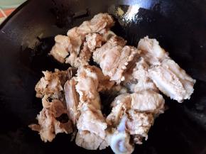 油锅烧热，放入排骨块翻炒片刻