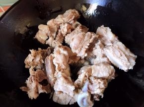 油锅烧热，放入排骨块翻炒片刻