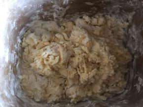 用筷子搅成絮状，检查面团的湿度，看看要不要再加椰子水，面粉的吸水性不同，所以刚开始别一下加入配方里的椰子水