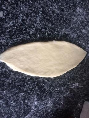 松弛十分钟后，擀开，排气，再翻面