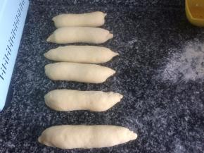 不要一次性搓太长。交替着每个搓几下，这样进行，