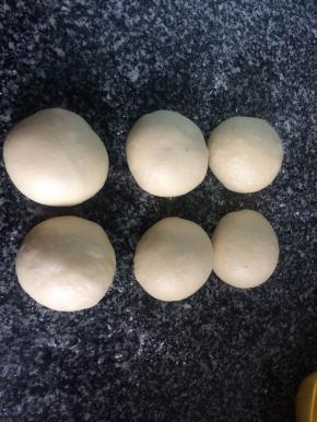 然后平均分割六份，我这个配方出来面团称重是720克，所以分六份，每份120克