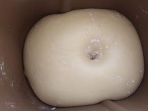 面团发酵两倍大，手指沾面粉，戳中间不回缩即可