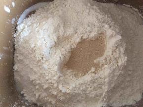 称重高筋面粉和酵母，盐，注意酵母和盐要分开放哦