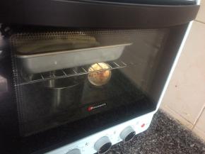 放入烤箱进行二发，如果烤箱带发酵功能。可放碗温水，增加湿度，如果烤箱没有发酵功能。放碗热水进行二发