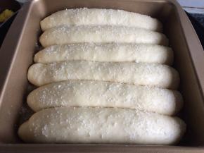 面包发酵八九分满的时候拿出来，烤箱上下火180度预热十分钟