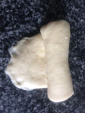 由上往下卷起。收口