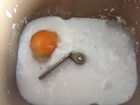 称重，椰浆，椰子水，鸡蛋，细砂糖，注意鸡蛋和细砂糖对角放，椰子水预留10-20克左右