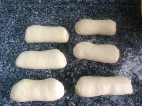 松弛五分钟，手搓长条，根据模具大小，也不要太长了