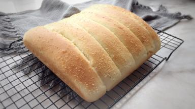 出炉震下热气，拿出面包放在晾网上。晾到手温即可食用