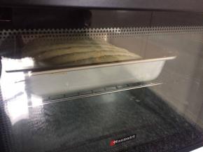 预热好的烤箱放入面包，上火调到170度。下火160度。烘烤25分钟