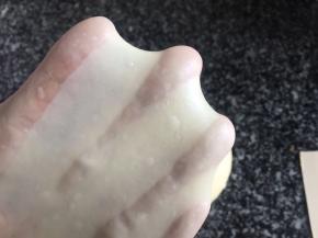 继续十分钟后检查面团状态，这样的手膜即可，具体根据自家，面包机功率决定，手膜不能太厚，也不能太薄，但是要均匀，不易破