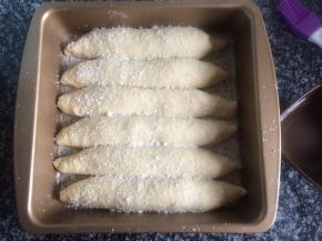 面包表皮喷一层水。或者用硅胶刷，刷一层水，撒上椰蓉