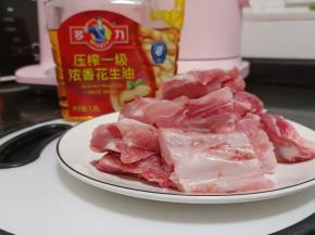 准备多力压榨一级浓香花生油与肋排、肋排切寸段。