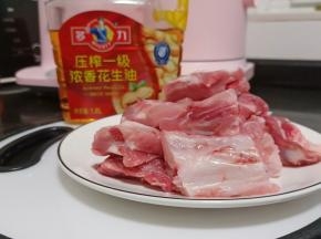 准备多力压榨一级浓香花生油与肋排、肋排切寸段。