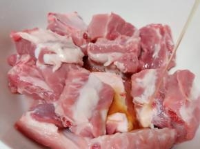 肋排清洗好加上料酒与盐揉搓后腌制半小时。