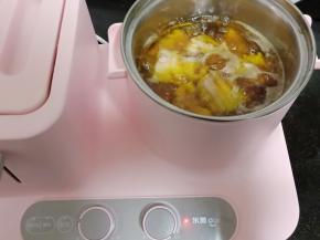 油温烧至6-7成热时把腌制好的肋排下锅中开炸。