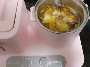 油温烧至6-7成热时把腌制好的肋排下锅中开炸。