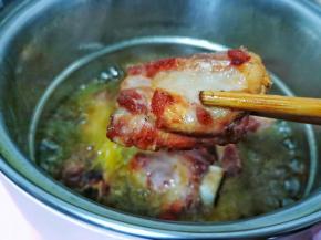 炸到颜色偏红或者棕红色后捞出，要炸的稍微老一点