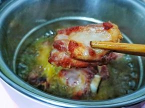 炸到颜色偏红或者棕红色后捞出，要炸的稍微老一点