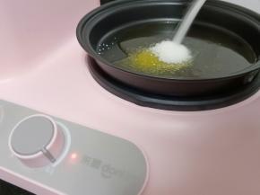 另起锅，加多力浓香花生油与白糖。