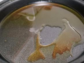 开小火慢慢炒，颜色炒到棕红色时为佳。