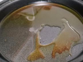 开小火慢慢炒，颜色炒到棕红色时为佳。