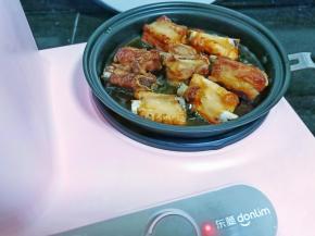 把炸好的排骨快速放入炒锅中，均匀地裹上糖色。