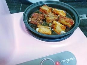 把炸好的排骨快速放入炒锅中，均匀地裹上糖色。