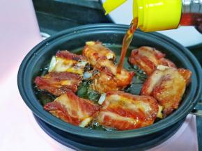 烹入镇江香醋下锅翻拌，时间1-2分钟。