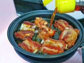 烹入镇江香醋下锅翻拌，时间1-2分钟。