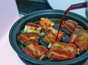 倒入生抽接着翻炒1-2分钟、将糖醋汁翻炒匀收汁。