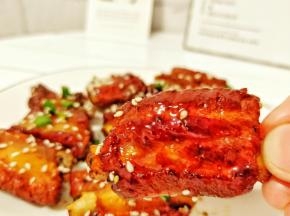 酸甜的糖醋排骨，绝对是当之无愧的最受欢迎菜式之一、 酸甜适中、不油不腻、口感丰富细腻、不会觉得任何一种调料的突兀。