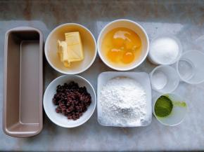 称量好各种食材，黄油切小块在室温下软化，冷藏的鸡蛋恢复到室温。烤箱预热，上下火180度，10分钟。