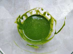 将抹茶粉和水混合，搅成顺滑无颗粒的膏状，放在一边备用。